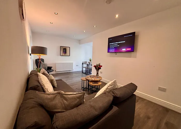 Franks Apt 1 - Outdoor Courtyard - Sleeps 6