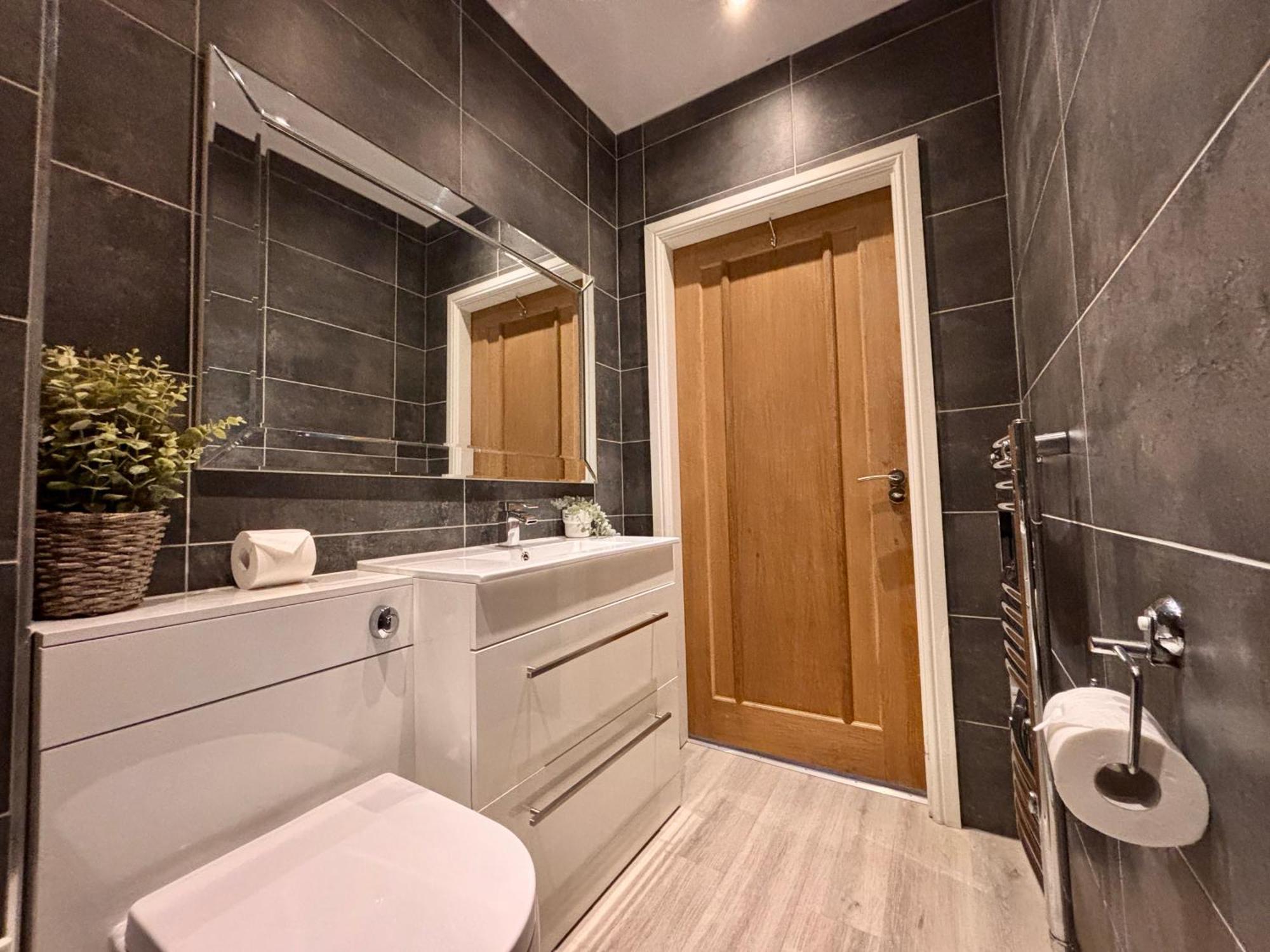 Apartment Franks 1 - Outdoor Courtyard - Sleeps 6 *