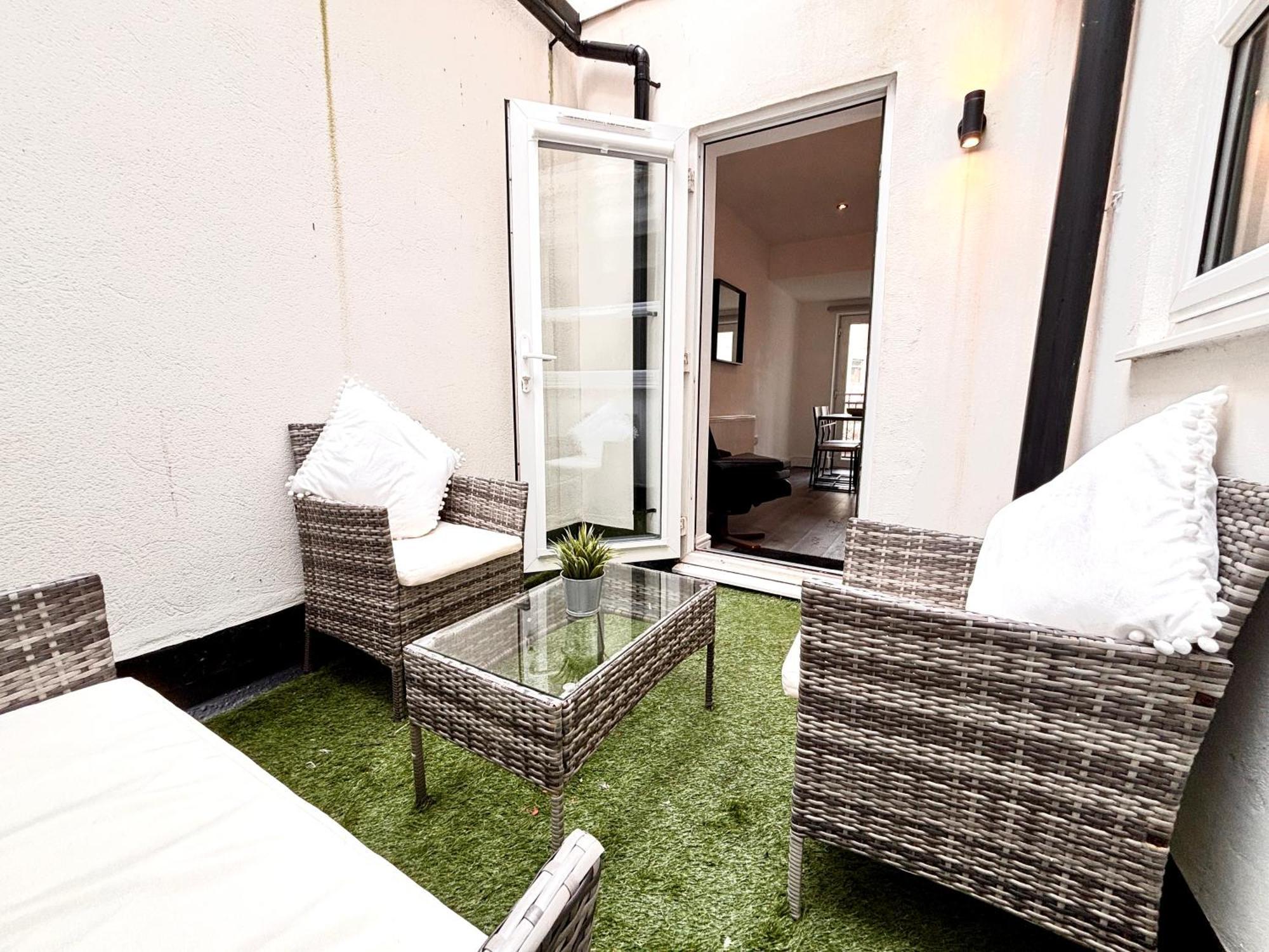 Franks 1 - Outdoor Courtyard - Sleeps 6 Apartment