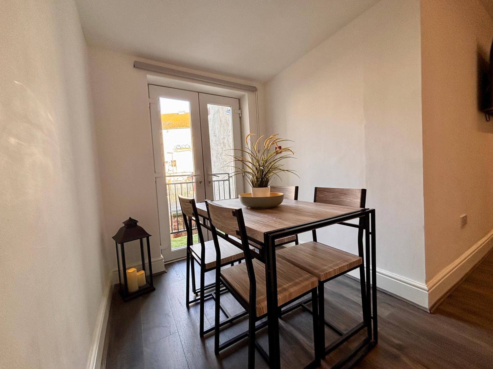 Franks 1 - Outdoor Courtyard - Sleeps 6 Apartment *