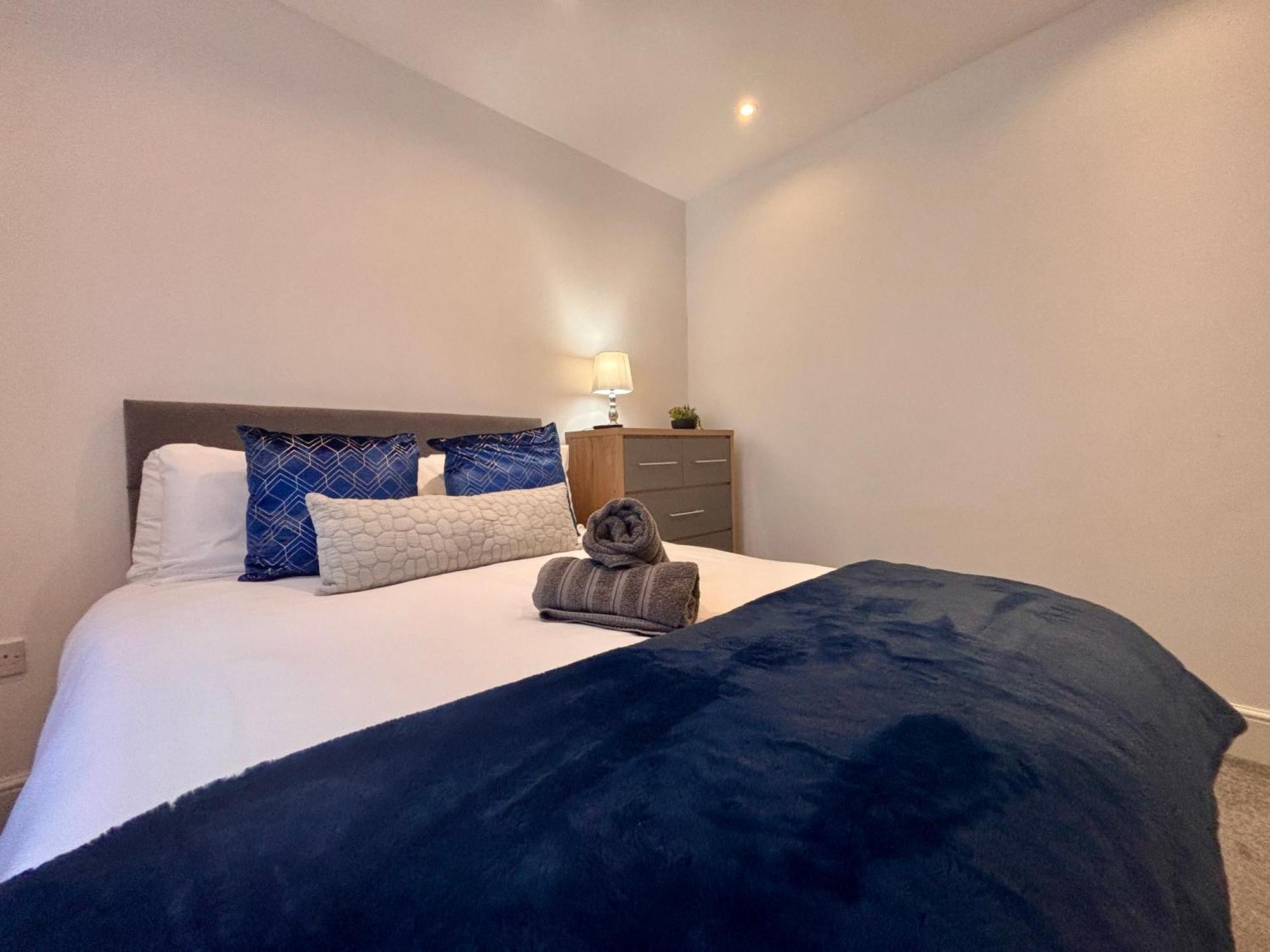 Franks 1 - Outdoor Courtyard - Sleeps 6 *