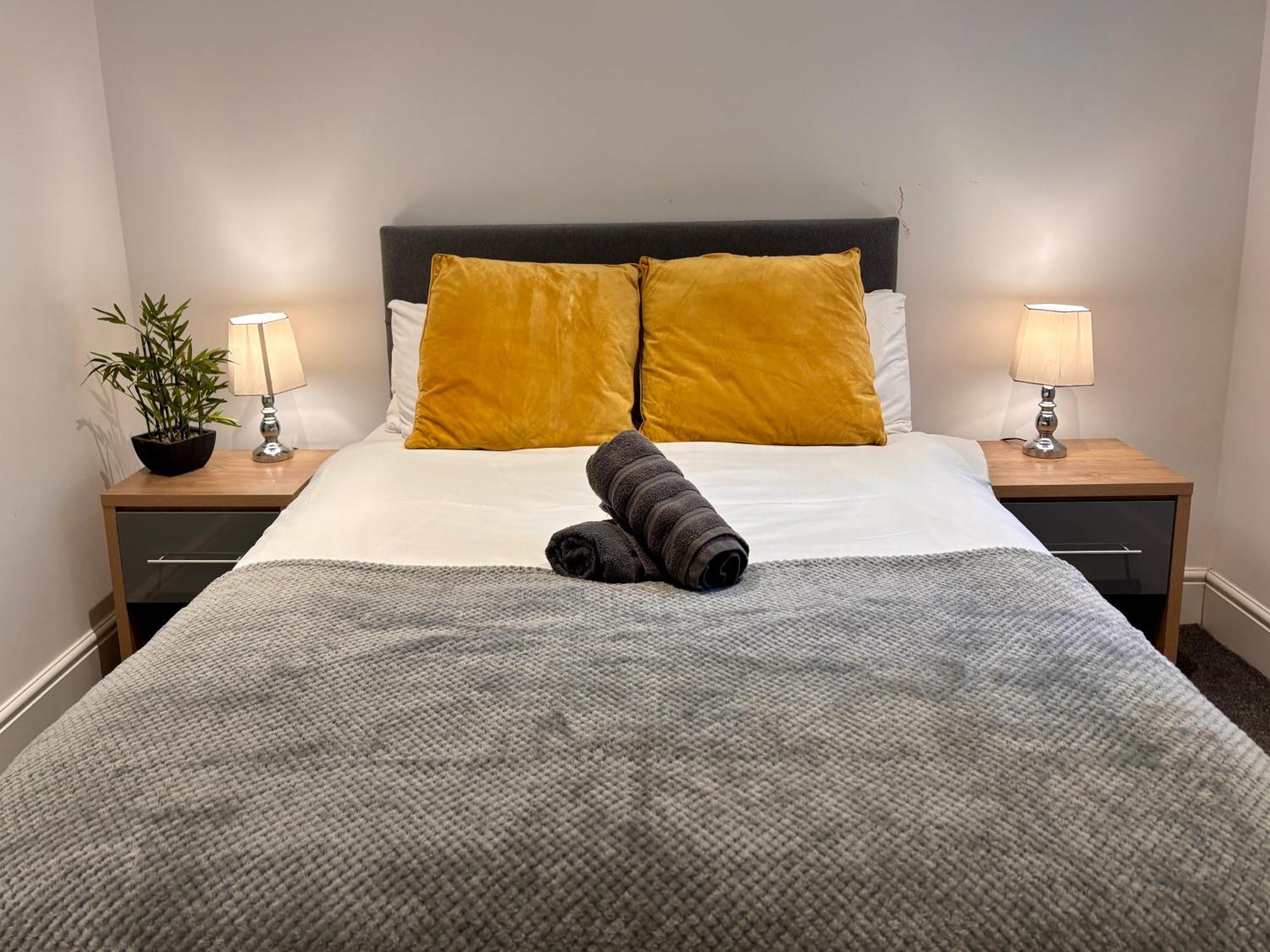 Franks 1 - Outdoor Courtyard - Sleeps 6
