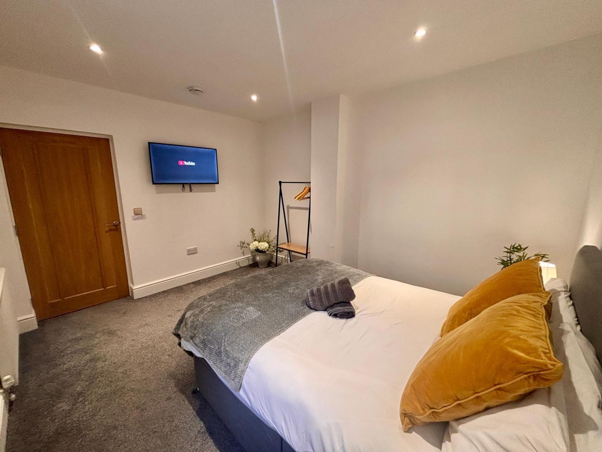 Franks 1 - Outdoor Courtyard - Sleeps 6 Apartment Blackpool