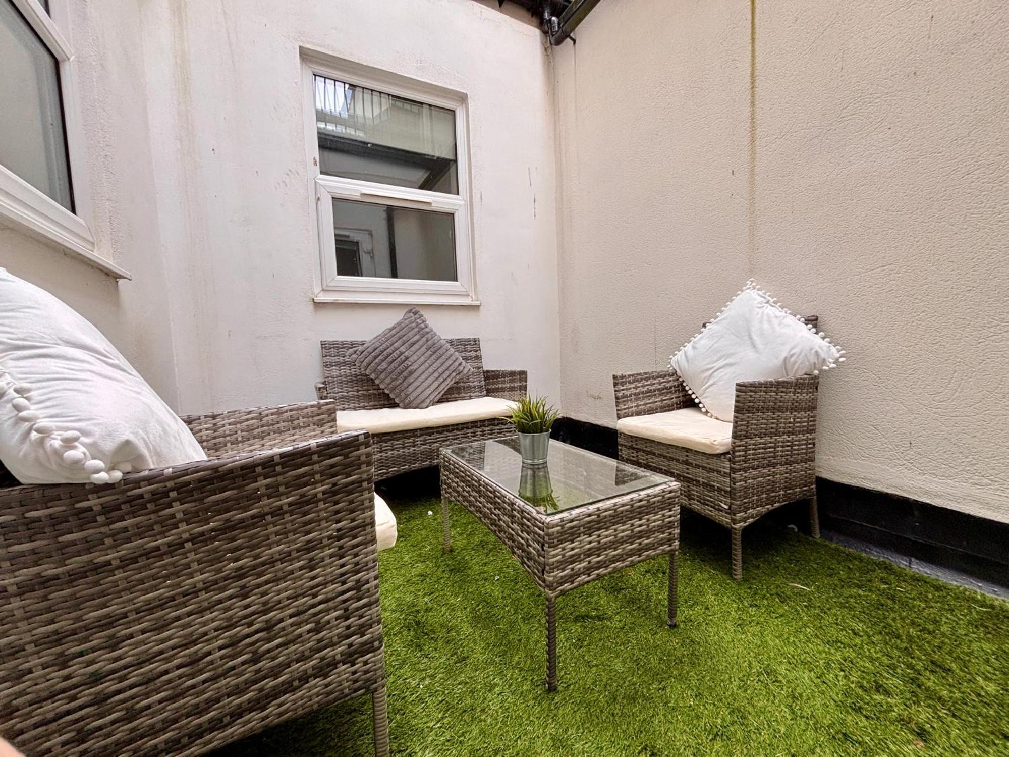 Franks 1 - Outdoor Courtyard - Sleeps 6 *