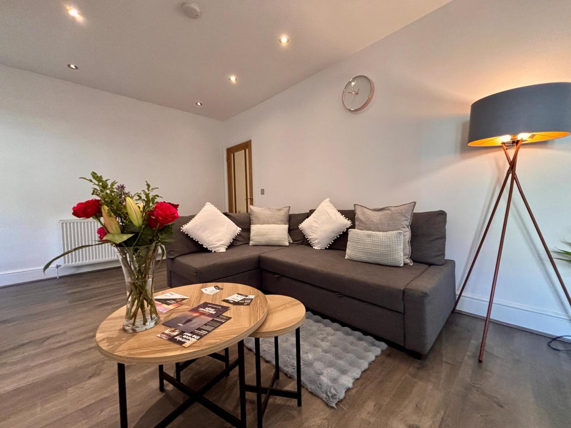 Franks 1 - Outdoor Courtyard - Sleeps 6 Apartment