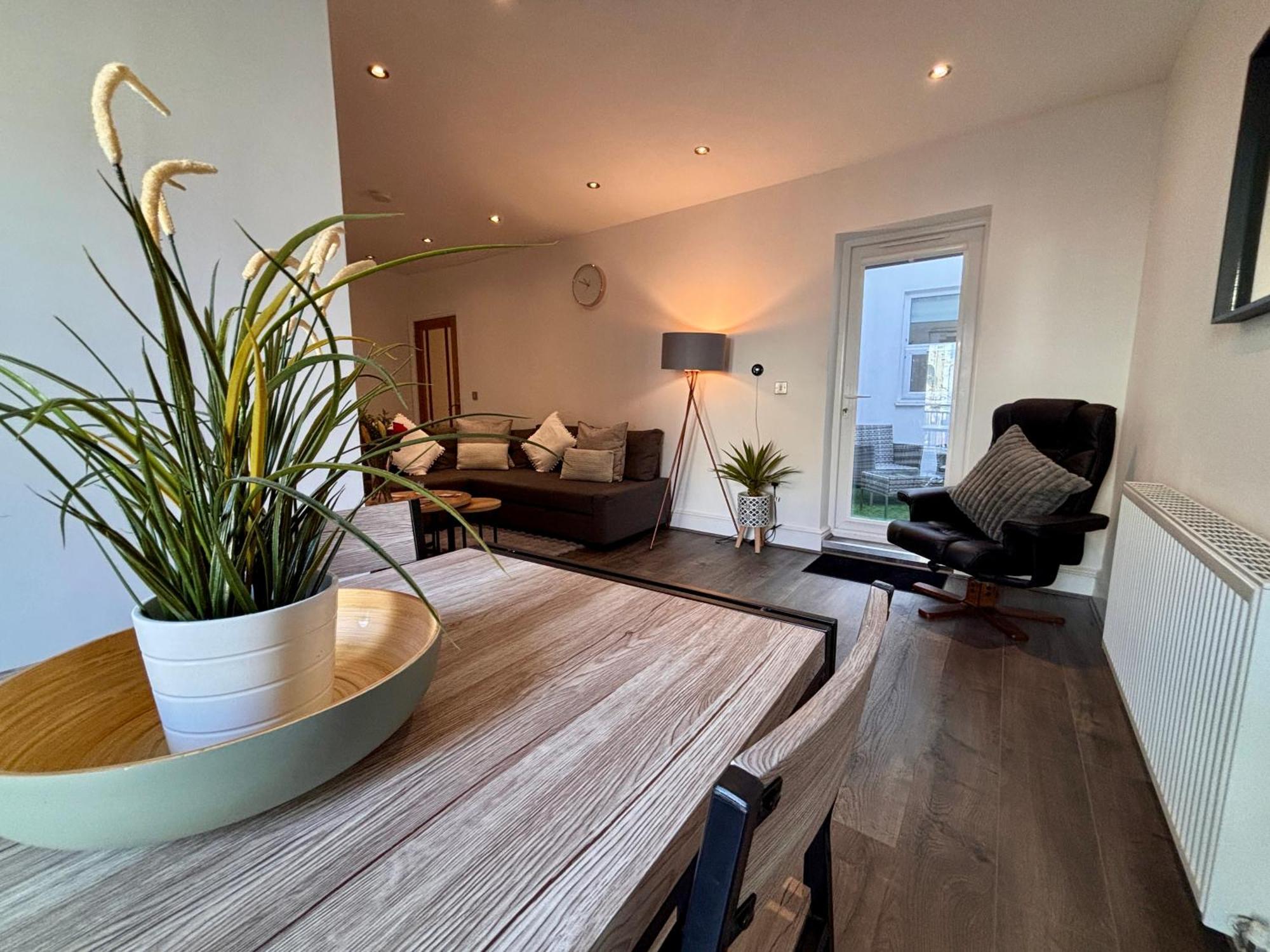Franks 1 - Outdoor Courtyard - Sleeps 6 * Blackpool