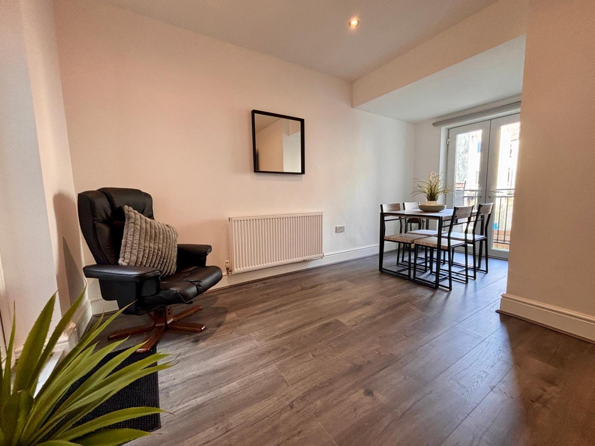 Apartment Franks 1 - Outdoor Courtyard - Sleeps 6 *